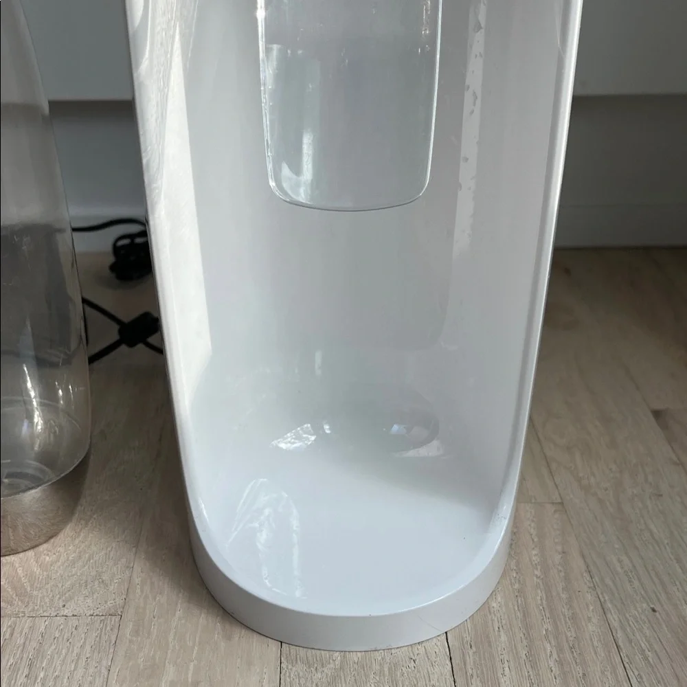 SodaStream White Sparkling Water Maker with Bottle